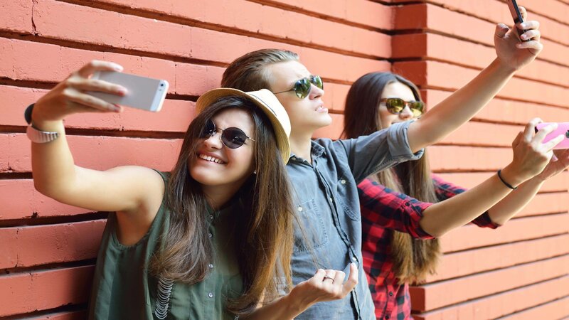 What Are the Pros and Cons of Social Media for Teenagers?